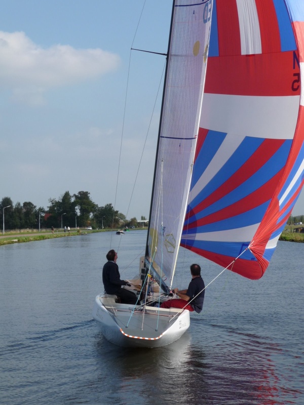 Foto van Renan en ik die met de Hamerhaai door de ringvaart van de Haarlemermeer varen