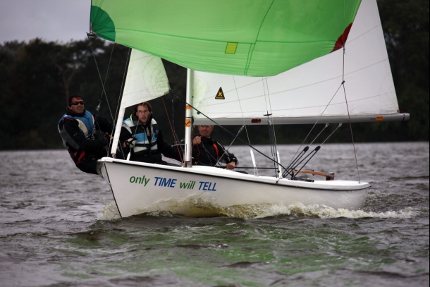 Foto van Renan ik en Wouter onder SPI met de Randmeer bij de Elfhoeven.